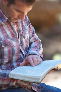 reading-the-bible_2938